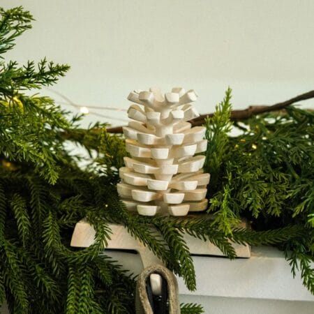 Pinecone stocking holder - Décors Véronneau