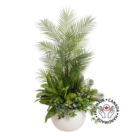 Grand arrangement de verdure avec feuille de palmier
