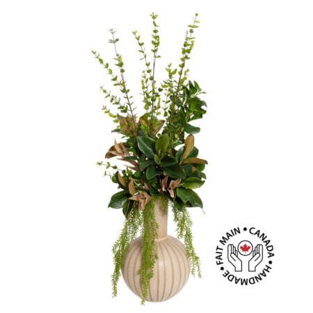 Grand arrangement de sol de verdure variée