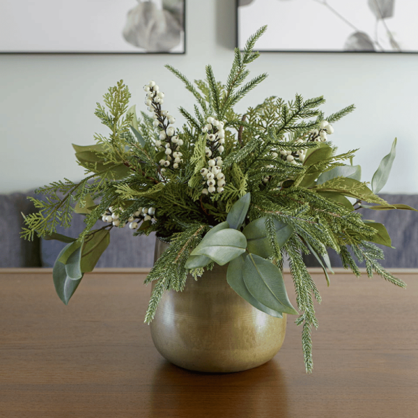 Arrangement hivernal de cèdre, pin et eucalyptus