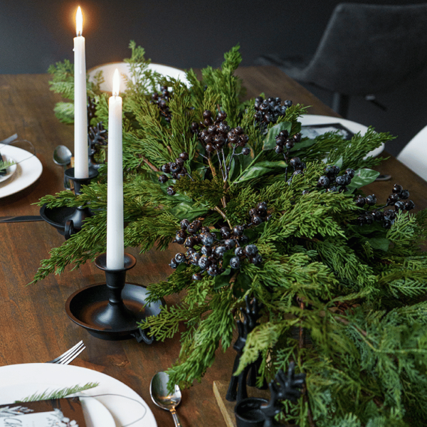 Centre de table avec cèdre et baies bleues