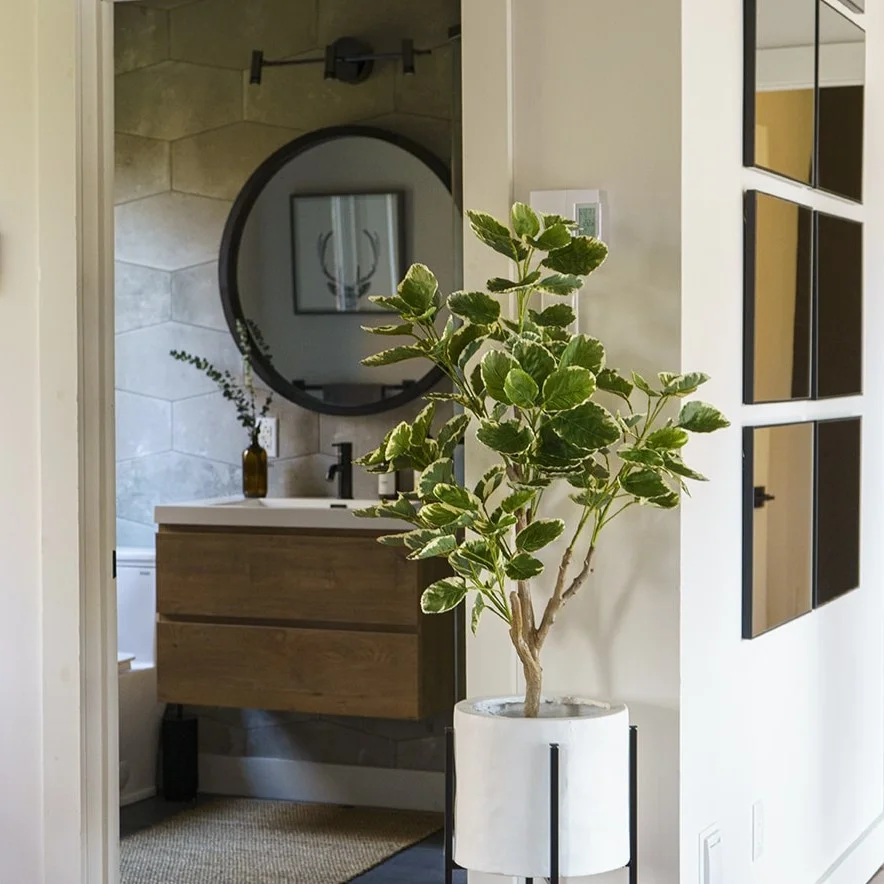 Cache-pot en ciment blanc sur pied en métal - Décors Véronneau