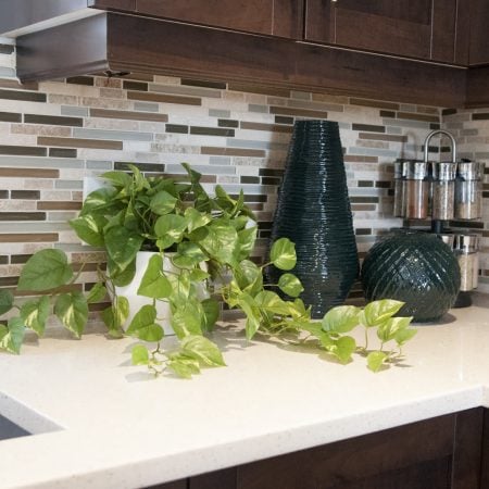 Vase en résine vert foncé, 14,5 x 7'' - Décors Véronneau