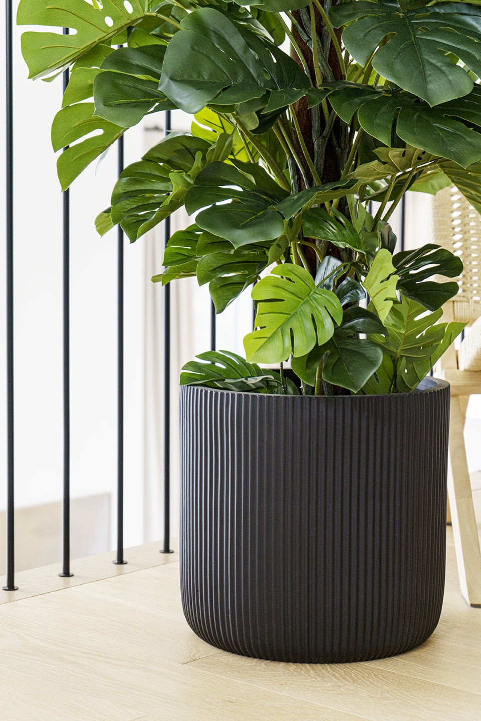 Rounded ribbed black fiber cement pot - Décors Véronneau