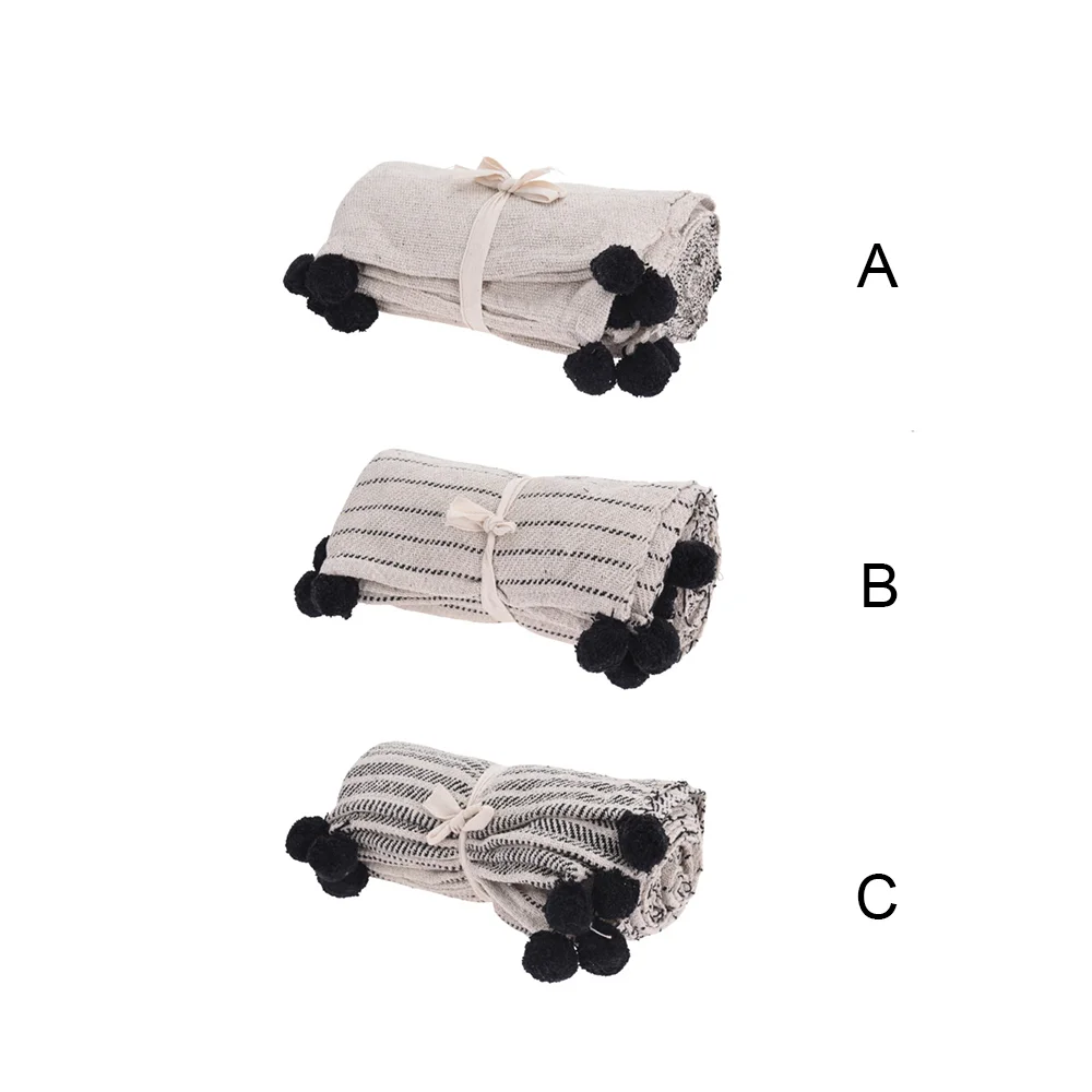 Jeté à pompons, 66 x 51