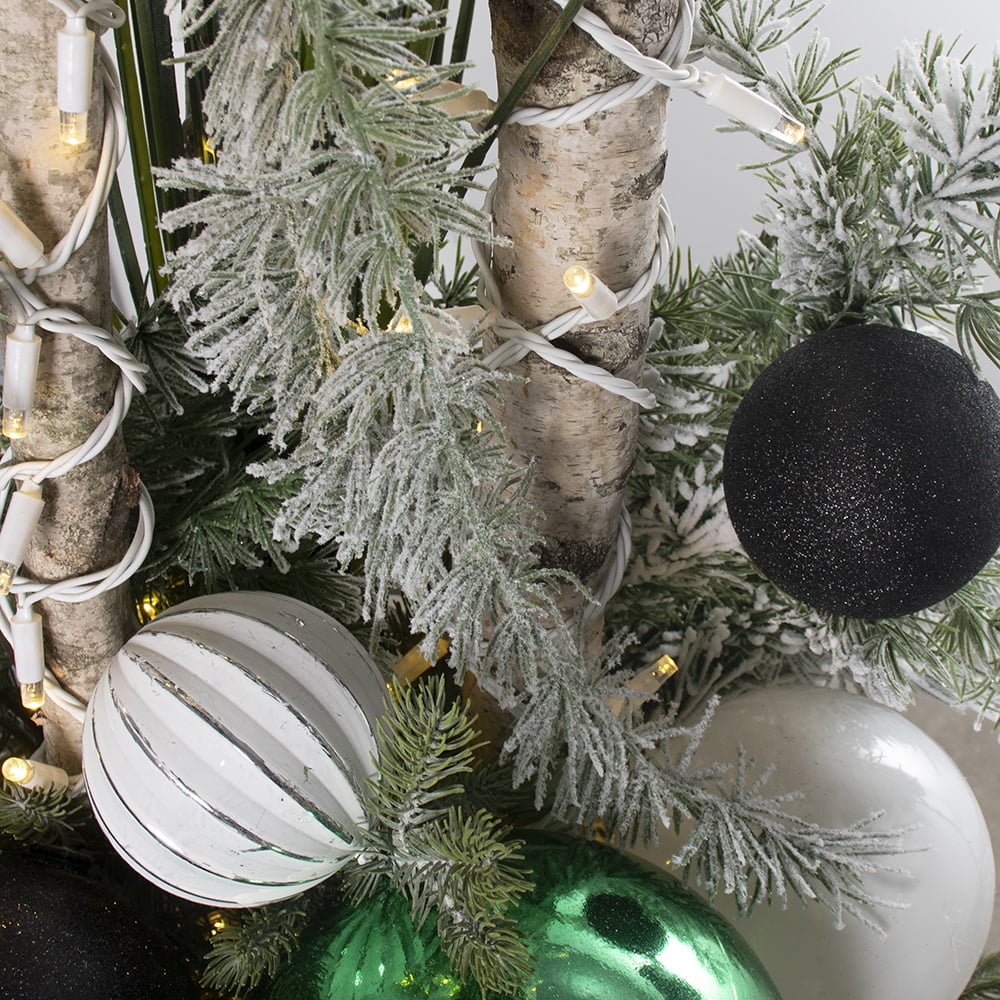 Green pre-lit outdoor Christmas arrangement, 70 x 24