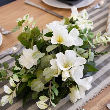 Centre de table avec fleurs blanches et feuillage, 6 x 21