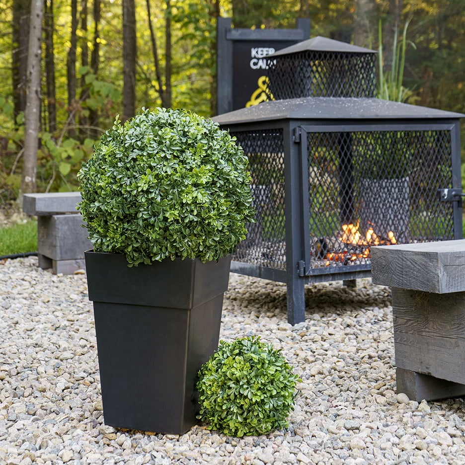 Black square plastic planter - Décors Véronneau