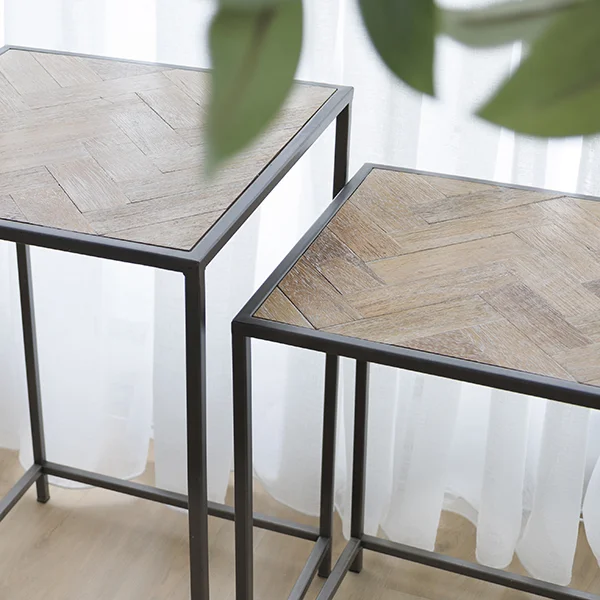Table d'appoint carrée, moyenne 23.5 x 15.5