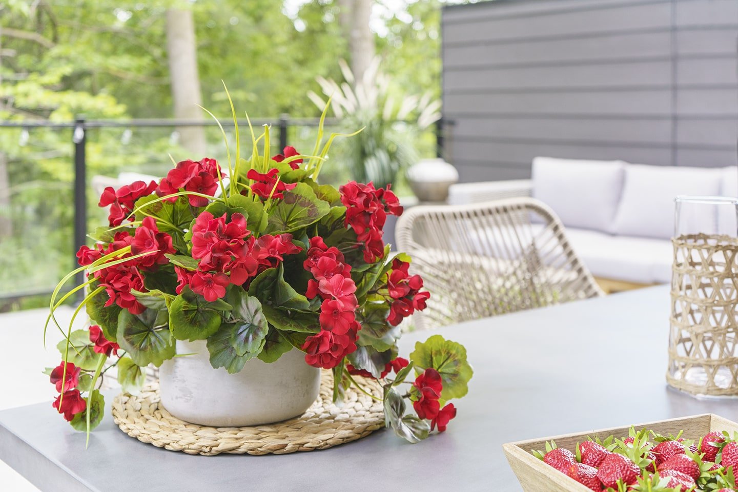 Avoik 4Pcs Fleurs Artificielles Extérieures, Géranium Artificiel Extérieur Balcon Fausses Fleurs Plantes pour Jardin Maison Bureau FêTe Mariage Centre de Table, Blanc