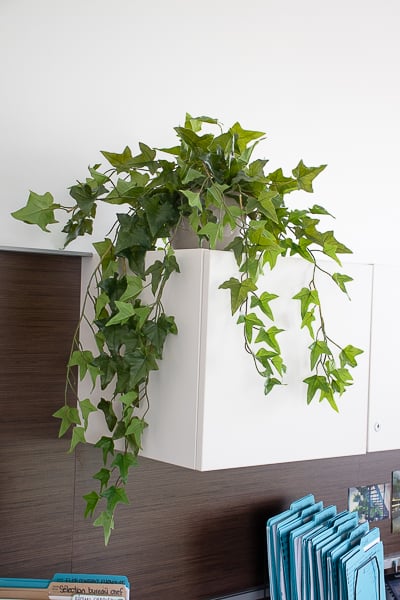 Artificial green hanging ivy plant, 48'' - Décors Véronneau
