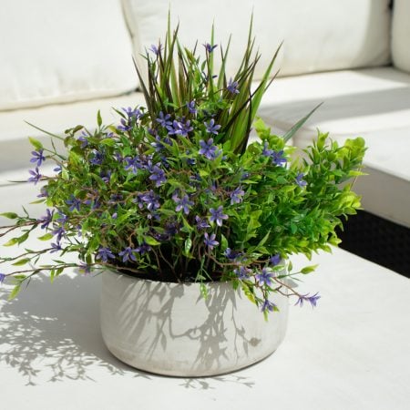 Centre de table extérieur de petites fleurs mauves et feuillage mixte, 14 x 16'' - Décors Véronneau