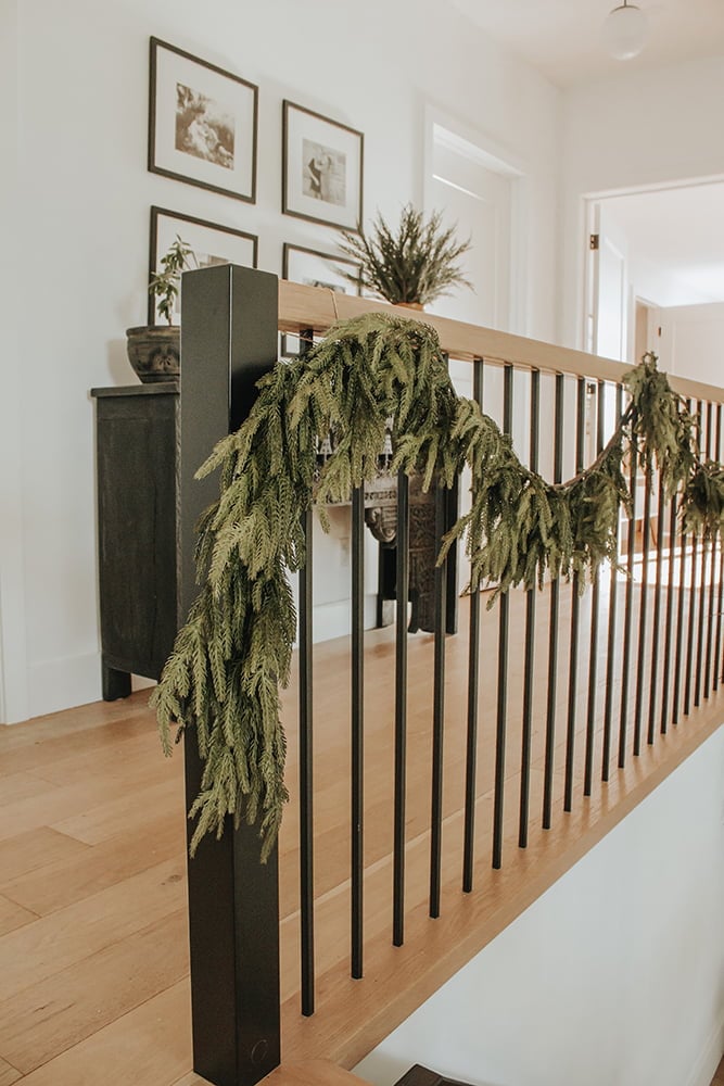 Artificial real-touch cypress garland, 72'' - Image 8 - Décors Véronneau