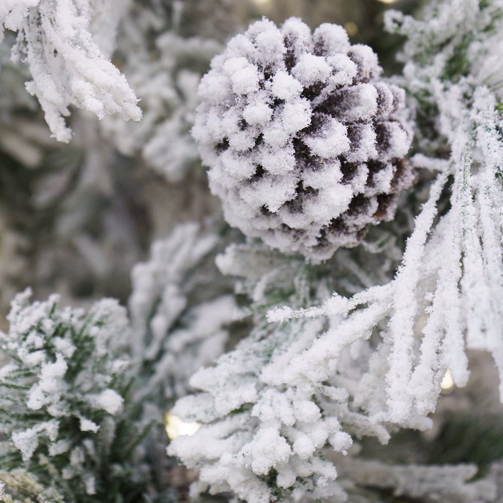 Sapin de Noël illuminé blanc norvège artificiel, 7,5-12' – Image 5 - Décors Véronneau