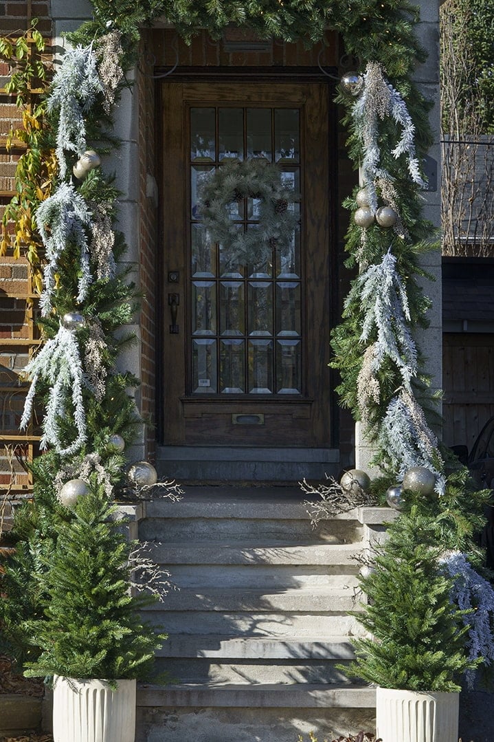 Artificial hanging flocked pine branch, 48'' - Décors Véronneau