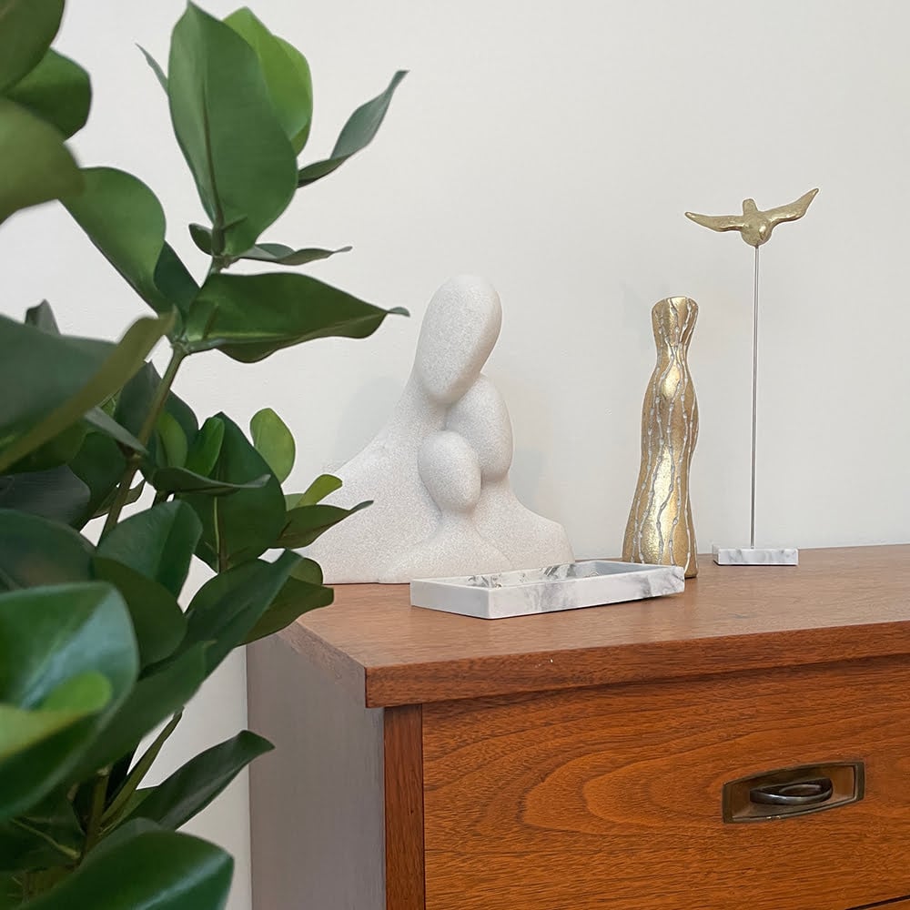 Oiseau doré sur pied en marbre, 16 x 5,5