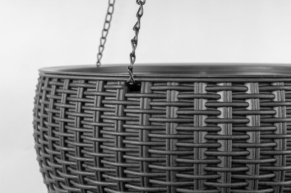 Pot suspendu en plastique noir, 6,5 x 10 x 10" – Image 4 - Décors Véronneau