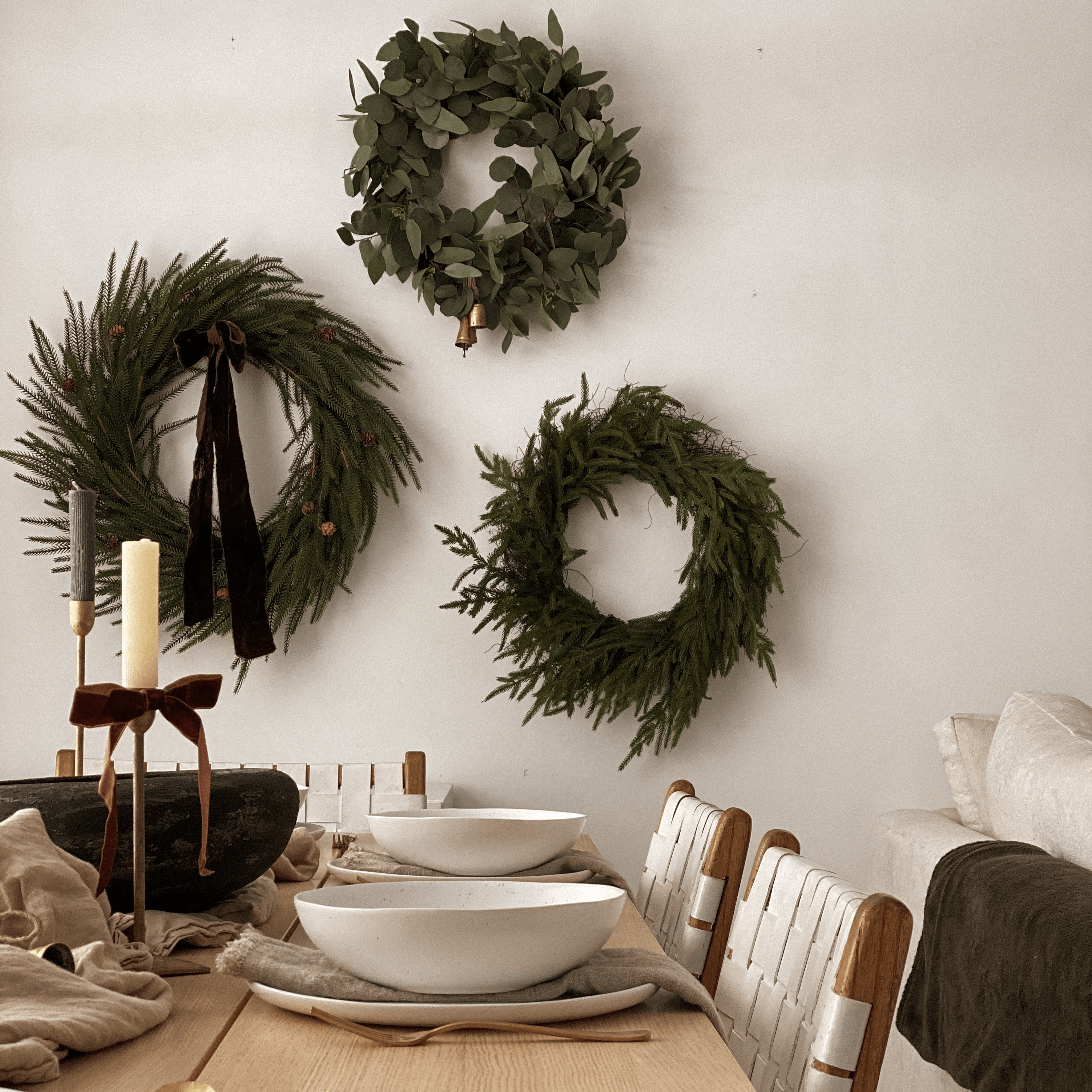 Artificial real-touch cypress wreath, 24'' - Image 6 - Décors Véronneau